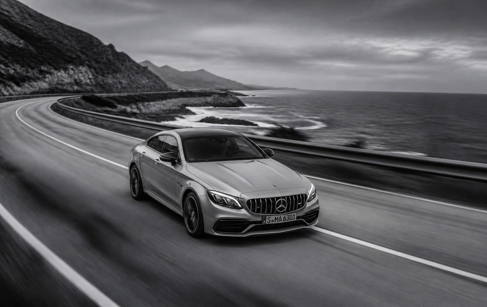 Mercedes AMG grigia ripresa dal drone su una strada costiera