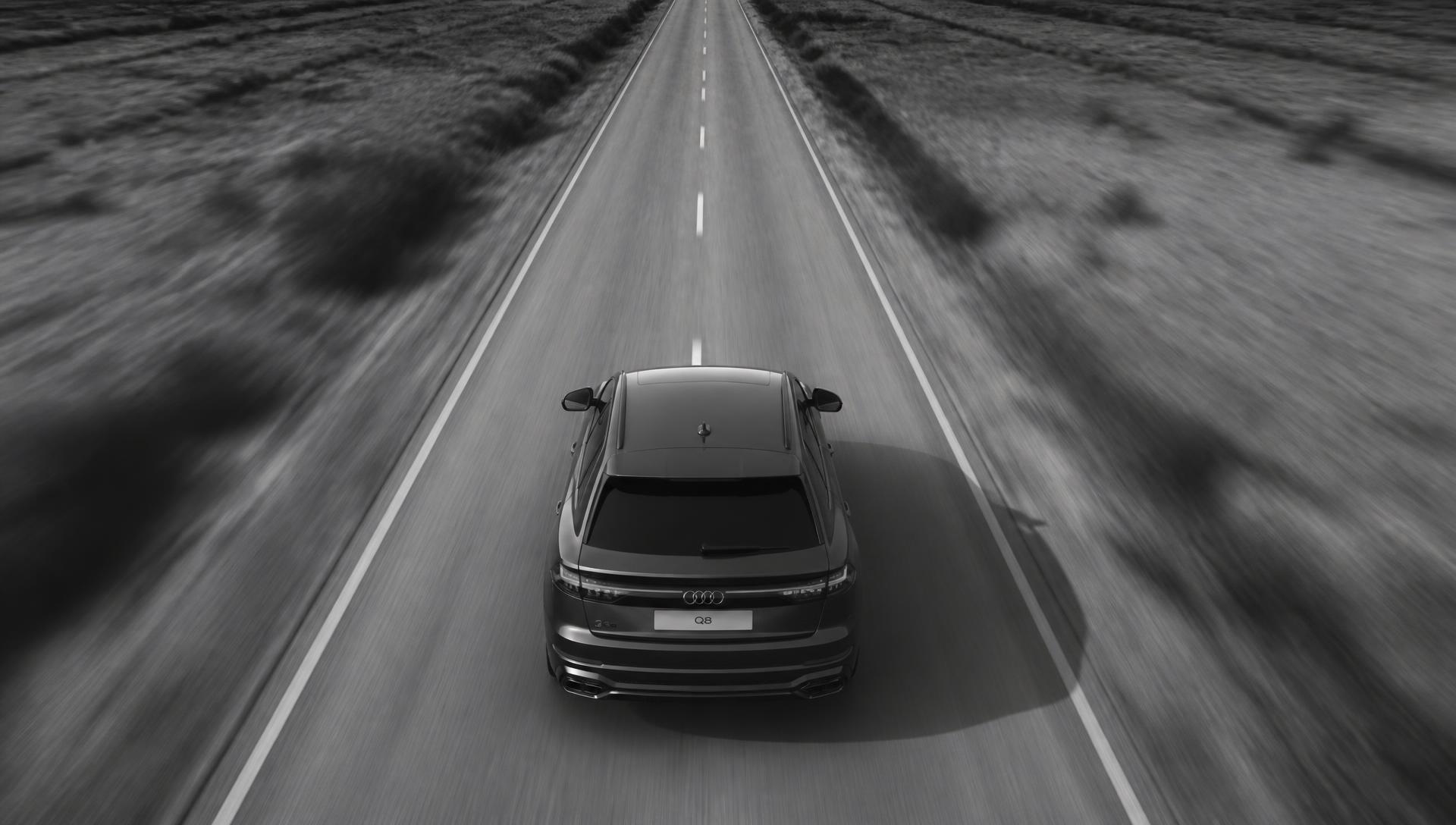SUV Audi ripreso dal drone dall'alto mentre viaggia in velocità